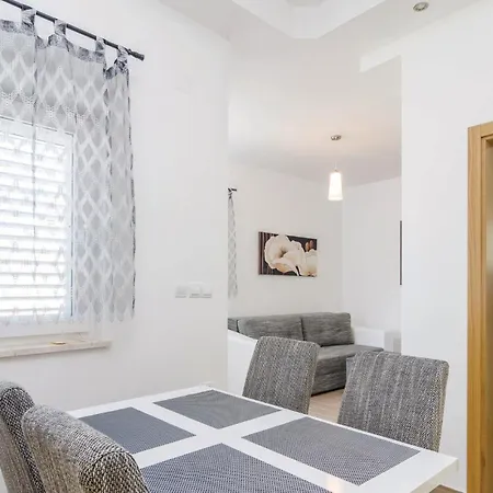 Beautiful In With House Sea View Apartmán
